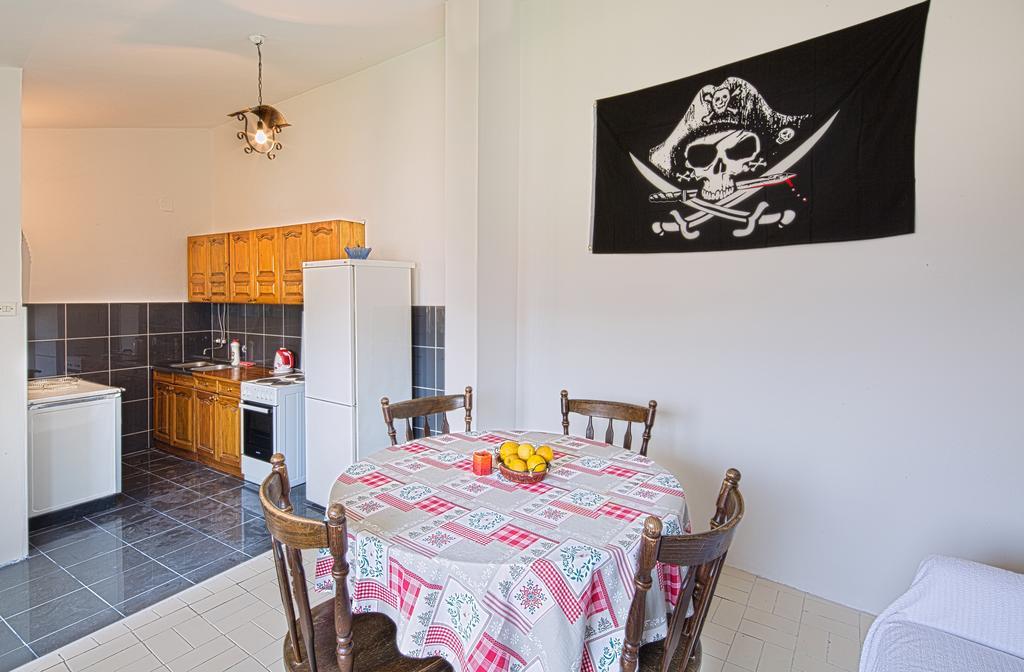 A Pousada Pirate Backpackers Ulcinj Quarto foto